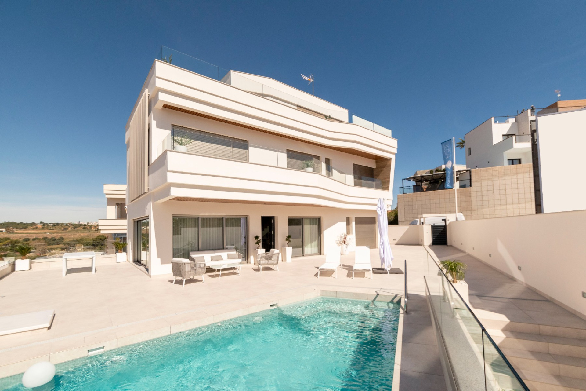 Återförsäljning - Villa -
Alicante - Campoamor