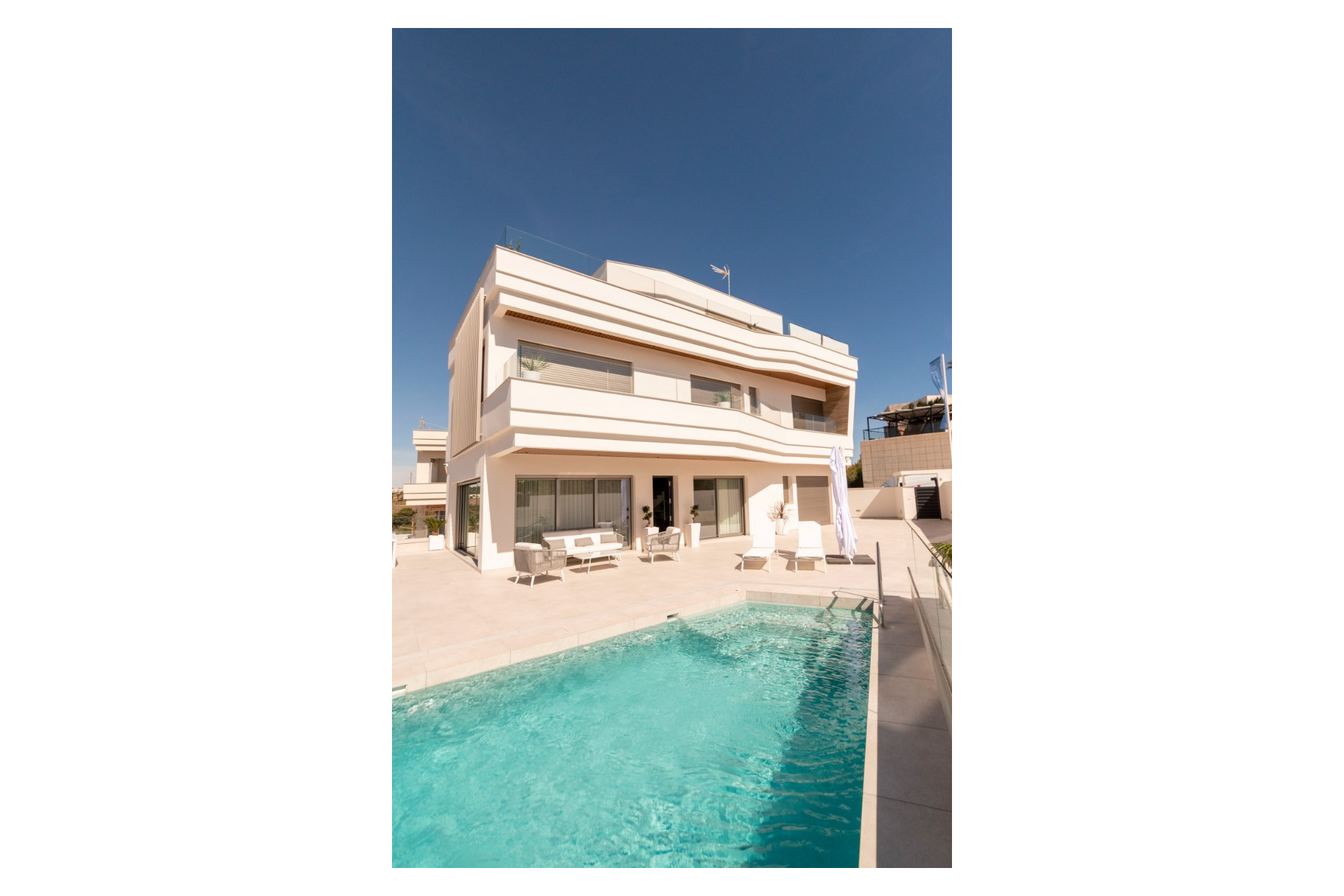 Återförsäljning - Villa -
Alicante - Campoamor