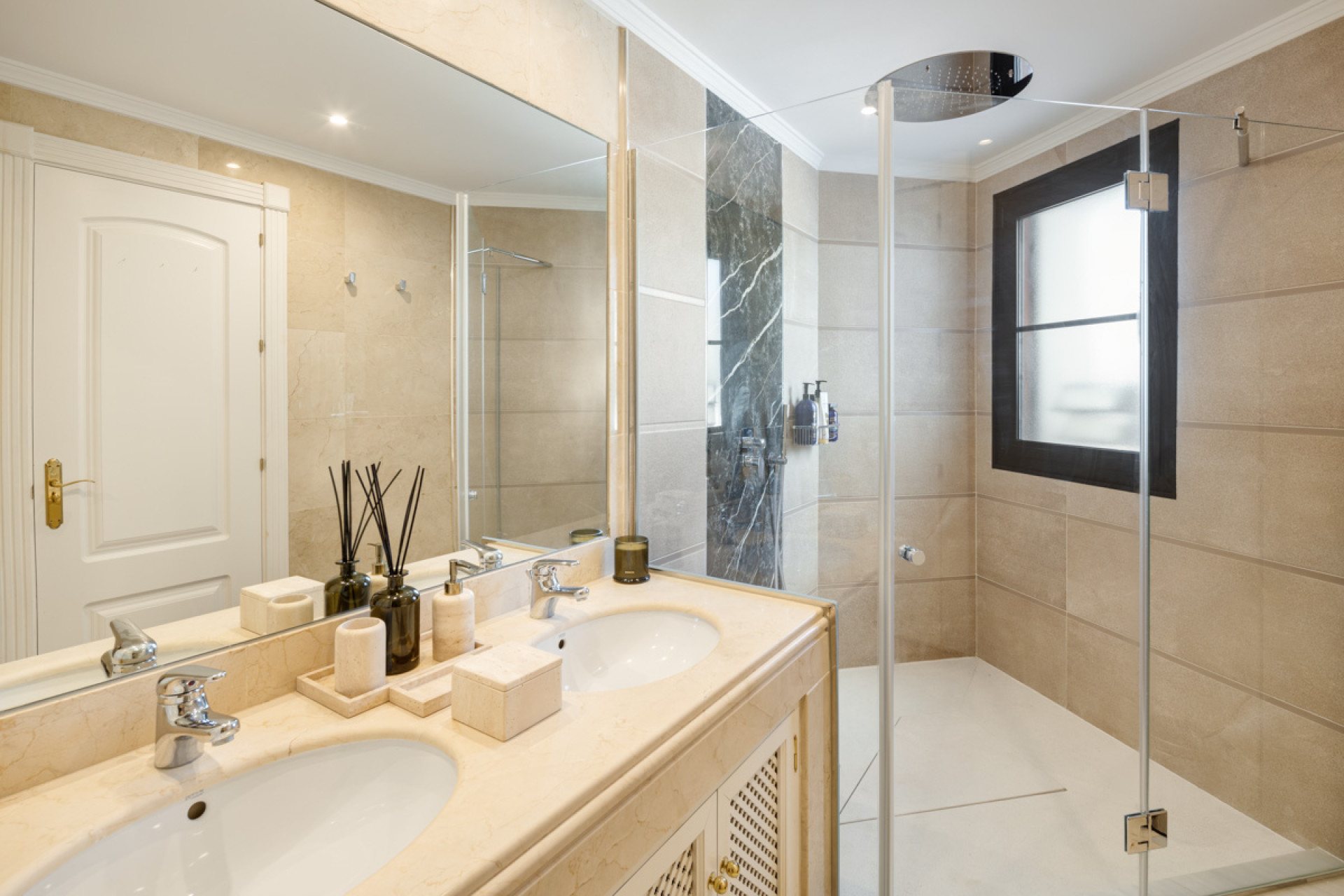 Новое здание - Villa -
Benahavís