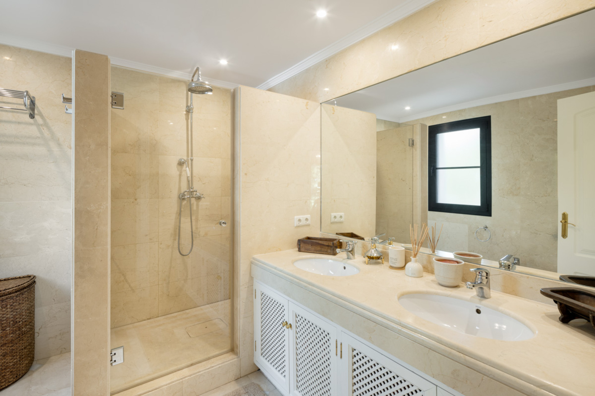 Новое здание - Villa -
Benahavís