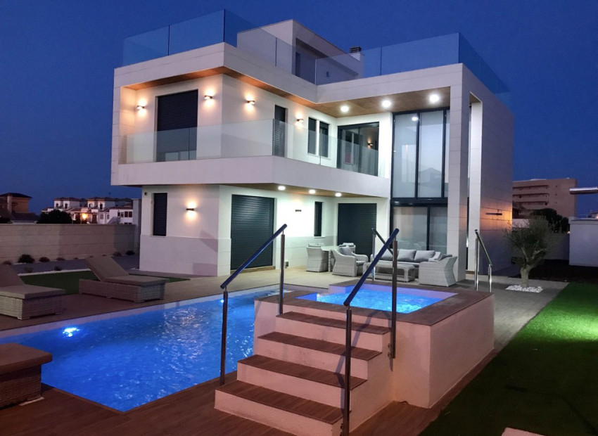 Новое здание - Villa -
Dehesa de Campoamor