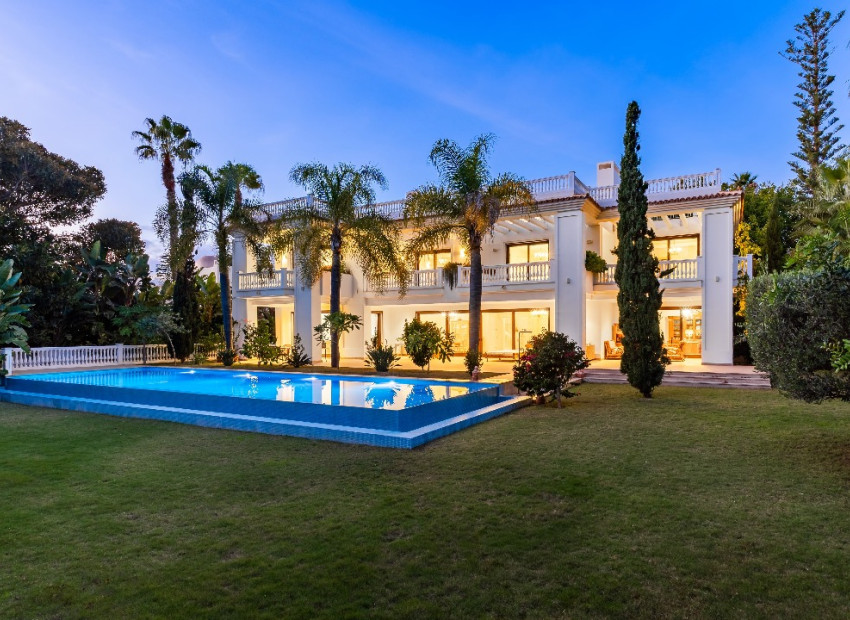 Новое здание - Villa -
Estepona