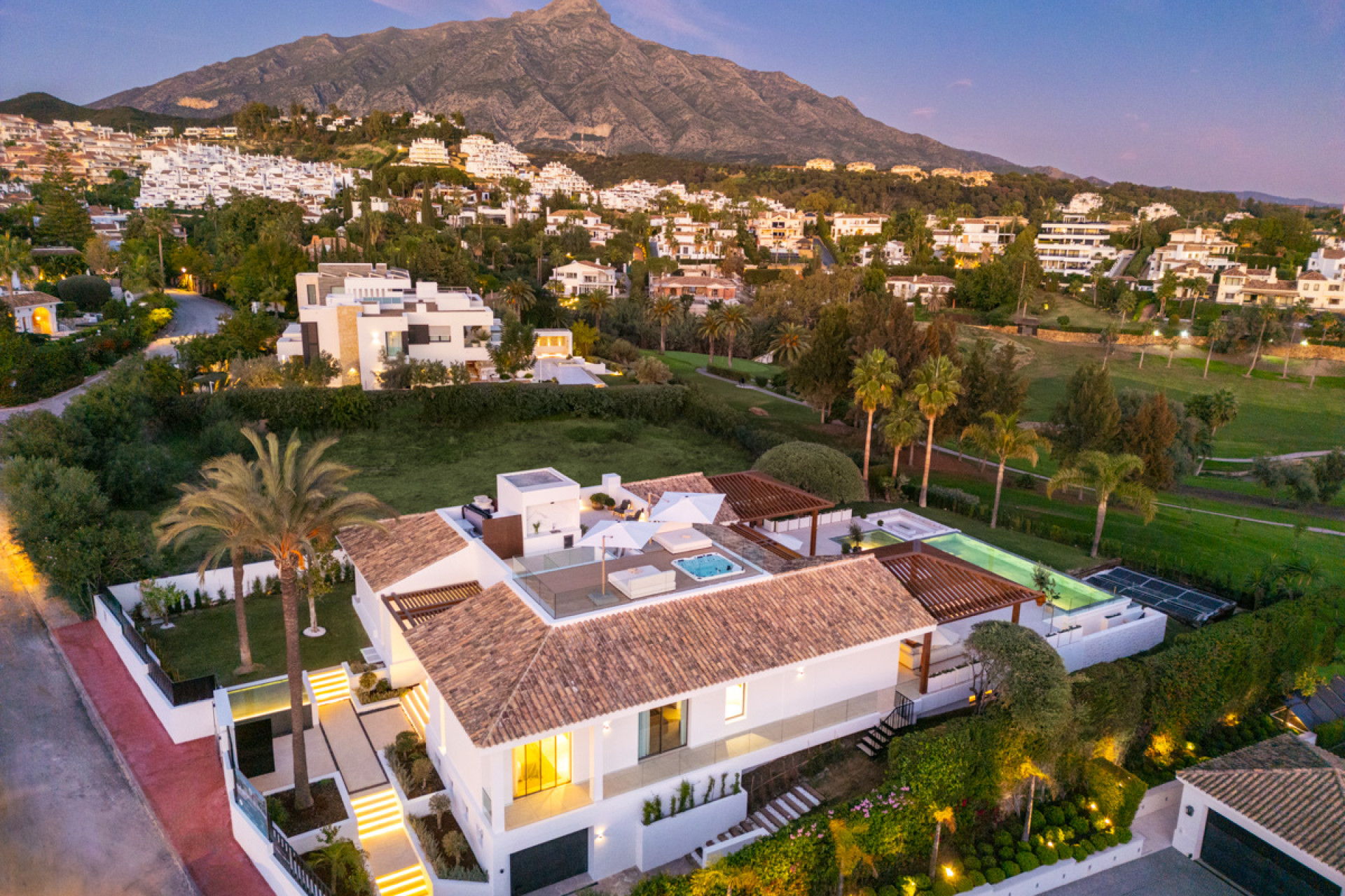 Новое здание - Villa -
Marbella