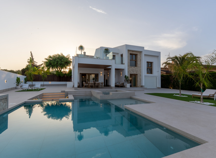 Новое здание - Villa -
Orihuela Costa