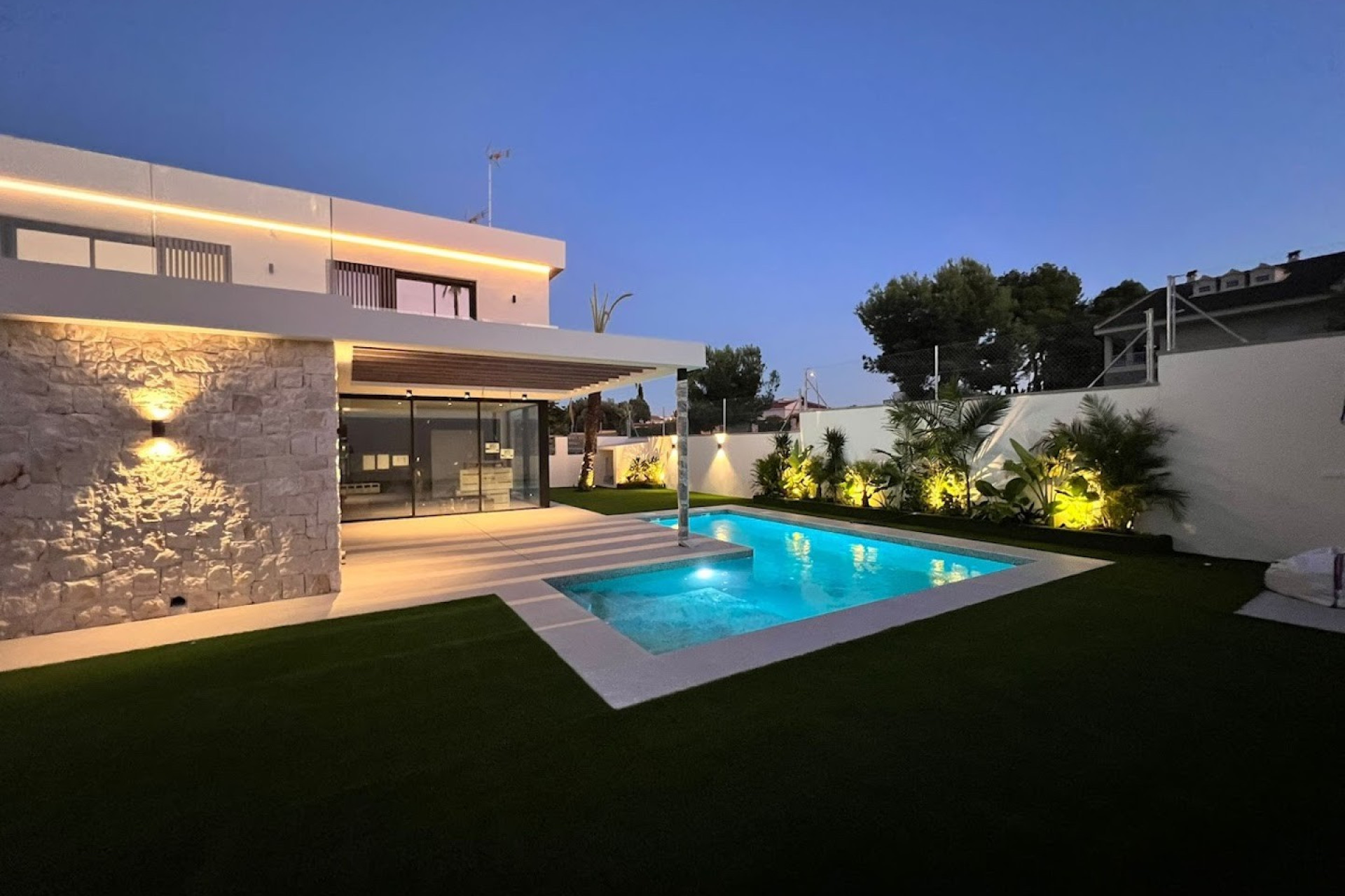 Новое здание - Villa -
Orihuela