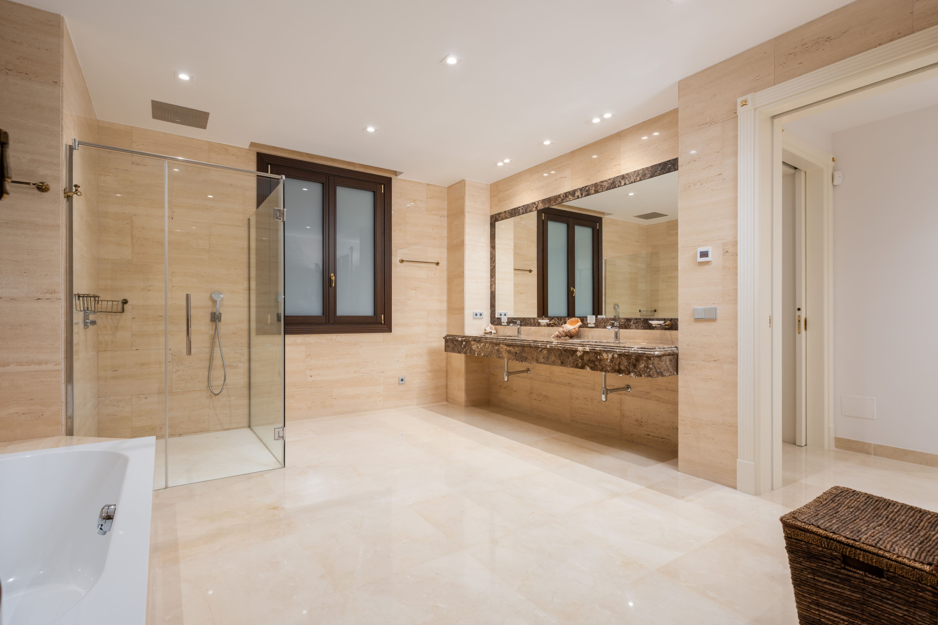 Obra nueva - Villa -
Estepona