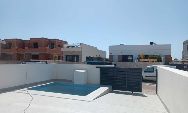 Новое здание - Таунхаус -
Daya Nueva