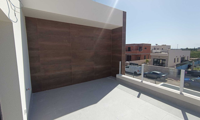 Новое здание - Таунхаус -
Daya Nueva