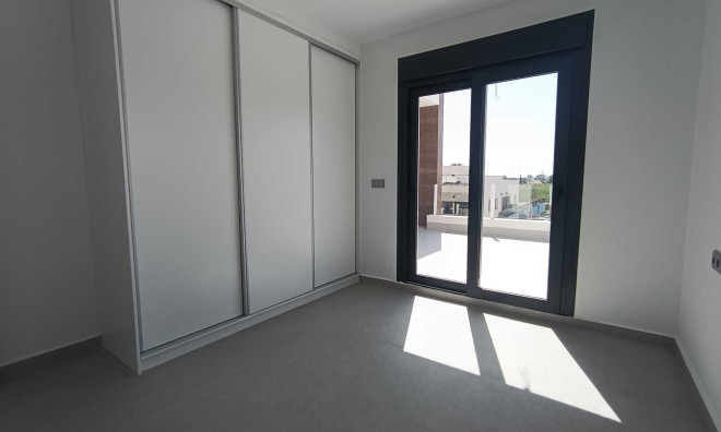 Новое здание - Таунхаус -
Daya Nueva