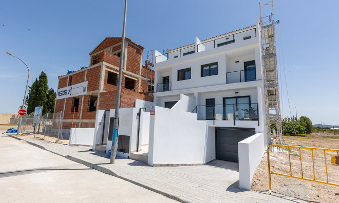 Новое здание - Вилла / Полуотдельная -
Rafal