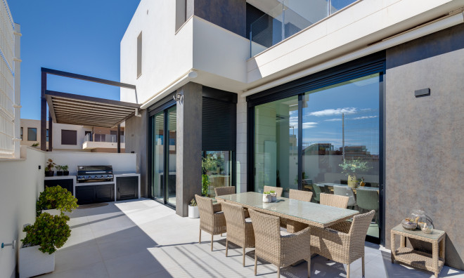 Новое здание - Таунхаус -
Pilar de la Horadada