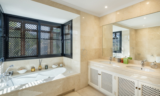 Новое здание - Villa -
Benahavís