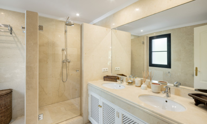 Новое здание - Villa -
Benahavís