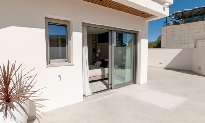 Återförsäljning - Villa -
Alicante - Campoamor