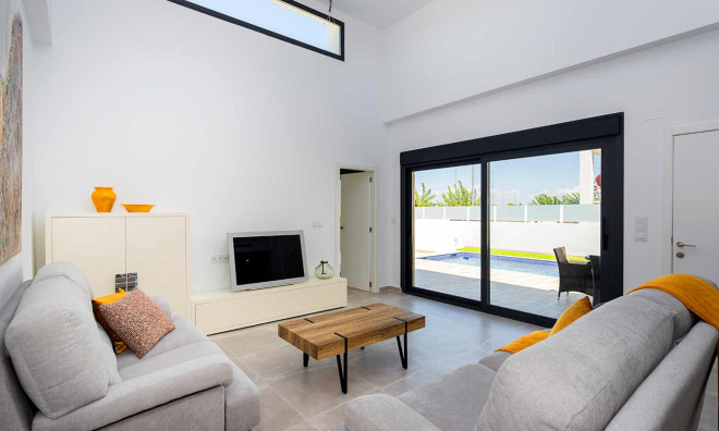 Новое здание - Таунхаус -
Daya Nueva