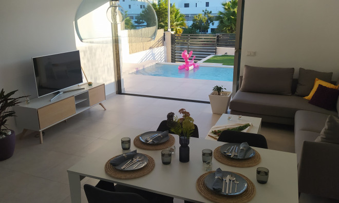 Obra nueva - Villa / Semi pareado -
Orihuela
